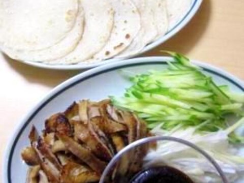 コチュジャン入り甘辛味噌で食べる鶏皮の北京ダック風